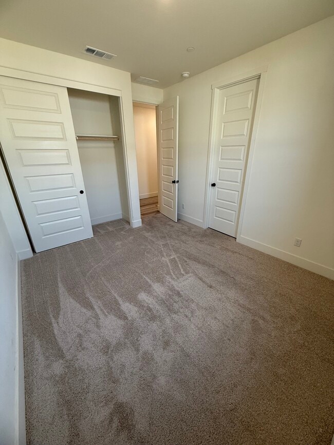 Building Photo - 402 Broadstone Ct