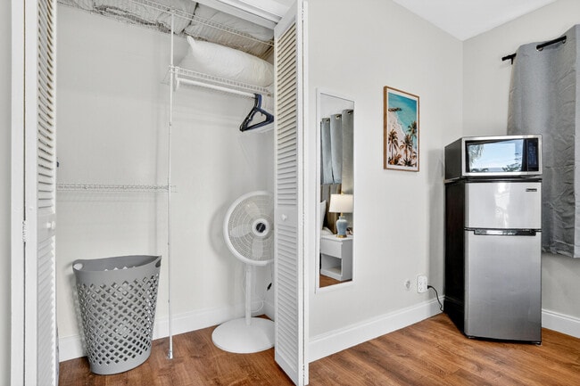 Building Photo - 1761 NE 55th St