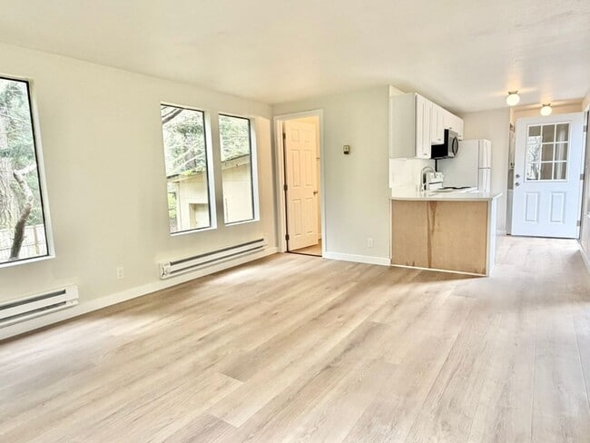 Building Photo - 3063 Oak Bay Rd