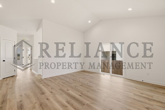 Building Photo - 5259 N Pinecrest Ct