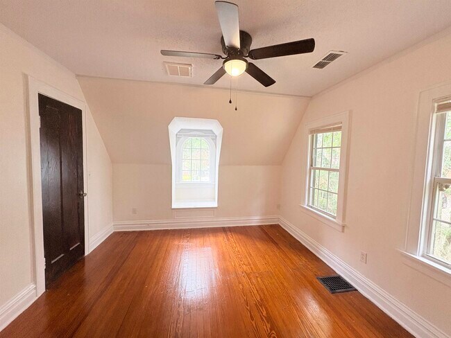 Building Photo - 212 Barbourville Dr