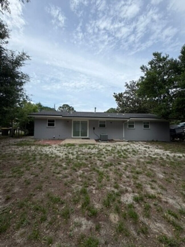 Building Photo - UNFURNISHED, UPDATED 3B/1.5B Home in the Heart of Ft. Walton Beach