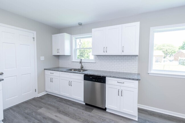 Building Photo - Renovated 3bdr 2bth rancher in the heart of Newport News