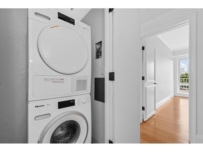 Building Photo - 75-83-83 Cambridge Pkwy