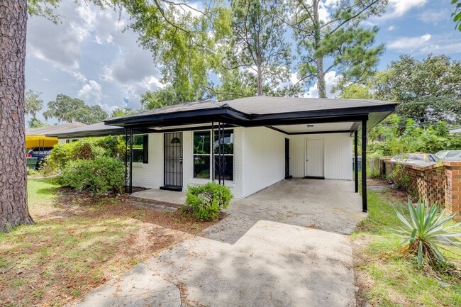 Building Photo - 925 Staley Ave