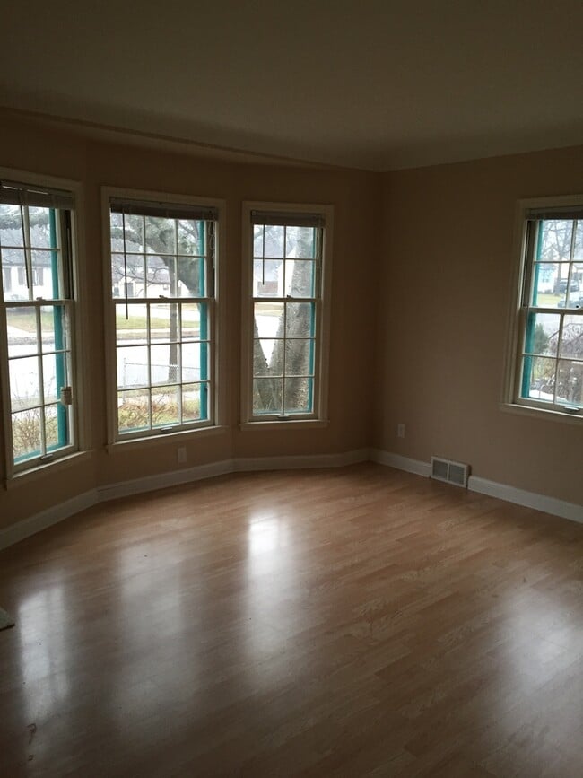 Building Photo - Gorgeous 3 Bedroom 1 Bathroom Home in St. Paul!