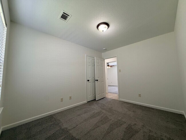 Building Photo - Affordable, Adorable & Move-In Ready!