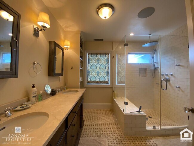 Building Photo - Stunning Furnished Eastside Home