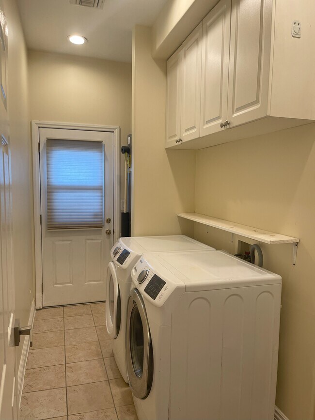 Building Photo - 14320 Hortense St