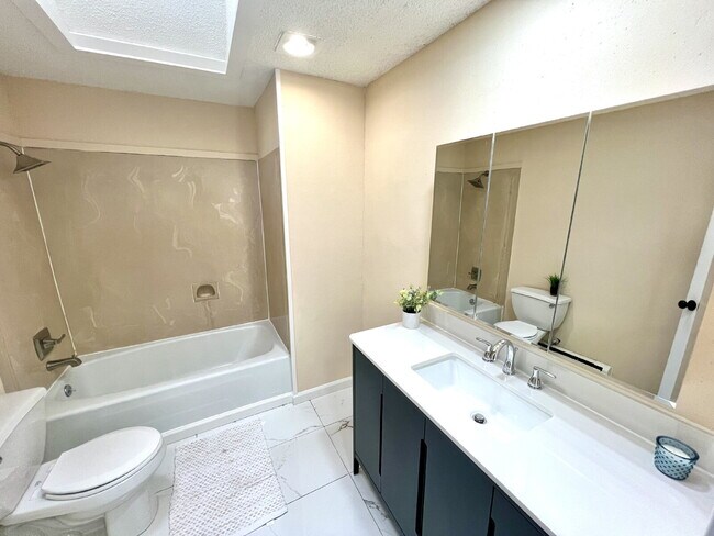 Building Photo - Spacious Living, Functional Comfort & Unbeatable Convenience