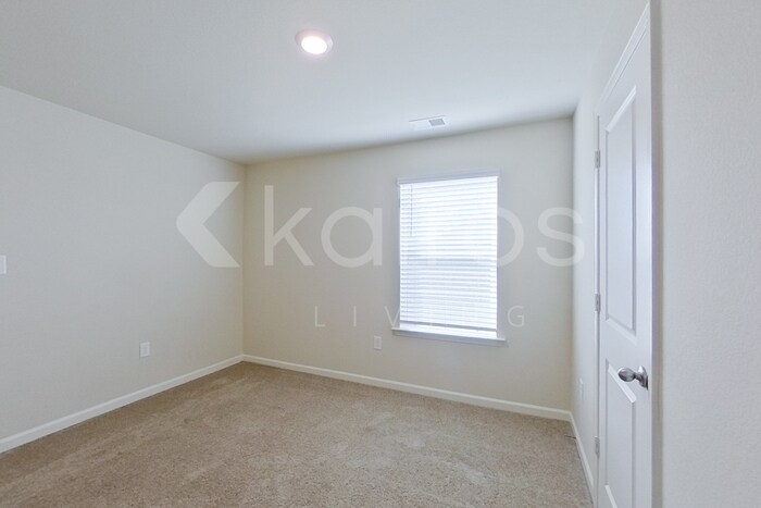 Building Photo - 1067 Pilgrim Ln