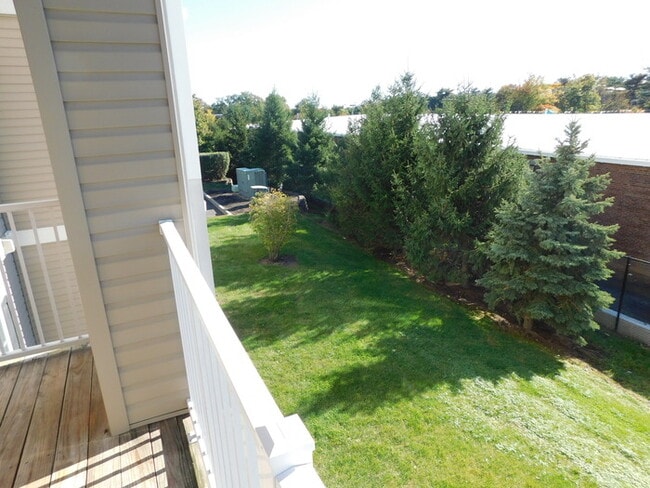Building Photo - Recently Painted - 2 Bdrm Large Condo Edis...
