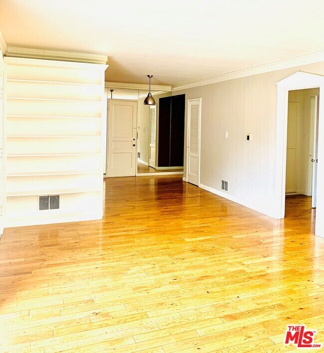 Building Photo - 1323 N Olive Dr