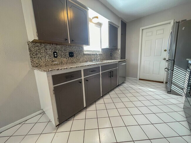 Building Photo - 806 Alhambra Dr