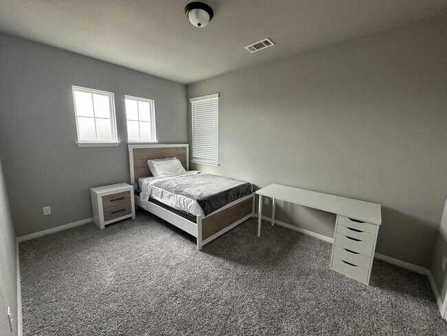 Building Photo - Upstairs Bedroom Elise