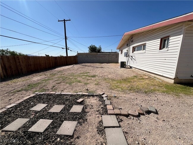 Building Photo - 1128 Greenway Dr
