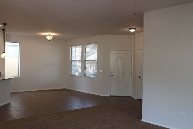 Building Photo - Beautiful 4 Bedroom in Lyons Gate!