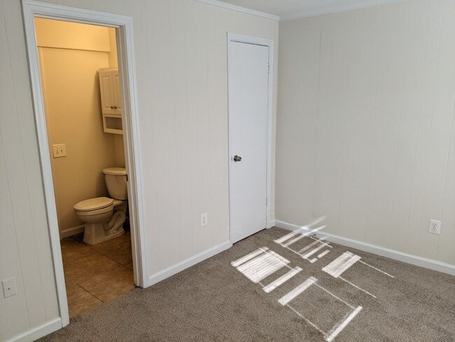 Building Photo - Renovated townhouse in established Frederick neighborhood ready mid February!