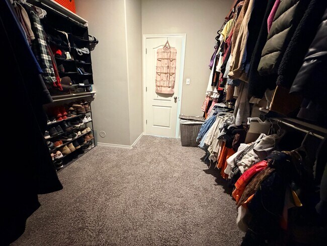 Building Photo - 1418 Santa Thomas St