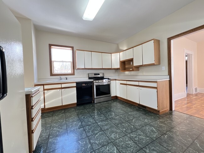 Building Photo - 1950 Bennett St