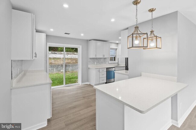 Building Photo - 5822 Brookview Dr