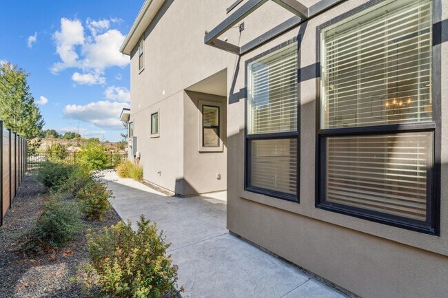 Building Photo - 3243 S Sedgebrook Ln