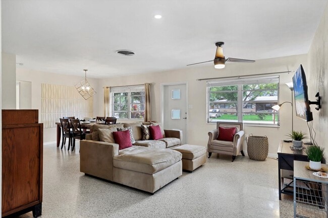 Building Photo - Charming 3 Bed/2 Bath + Den Home in Ringling Park – Minutes to Downtown Sarasota!