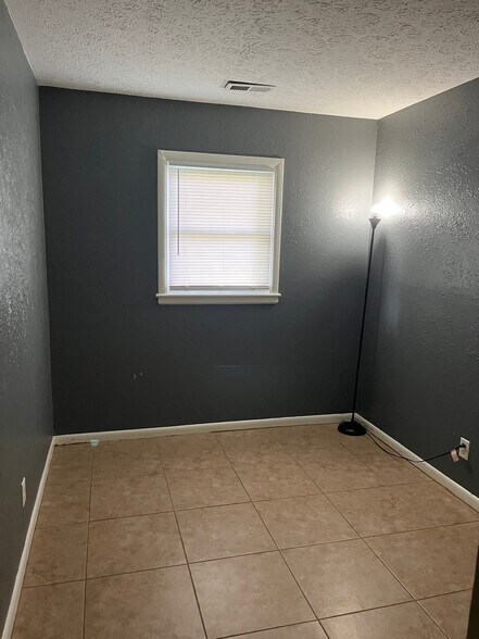 Building Photo - 13605 Greystone Ave