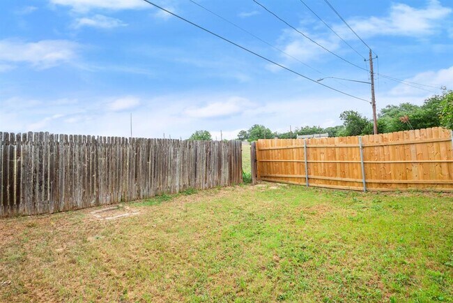 Building Photo - 2624 Gwendolyn Ln