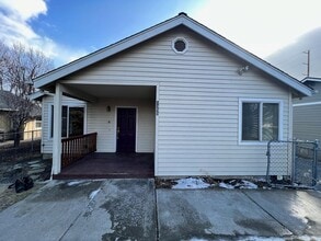 Building Photo - Three Bedroom House on Bend's West Side with RV Parking