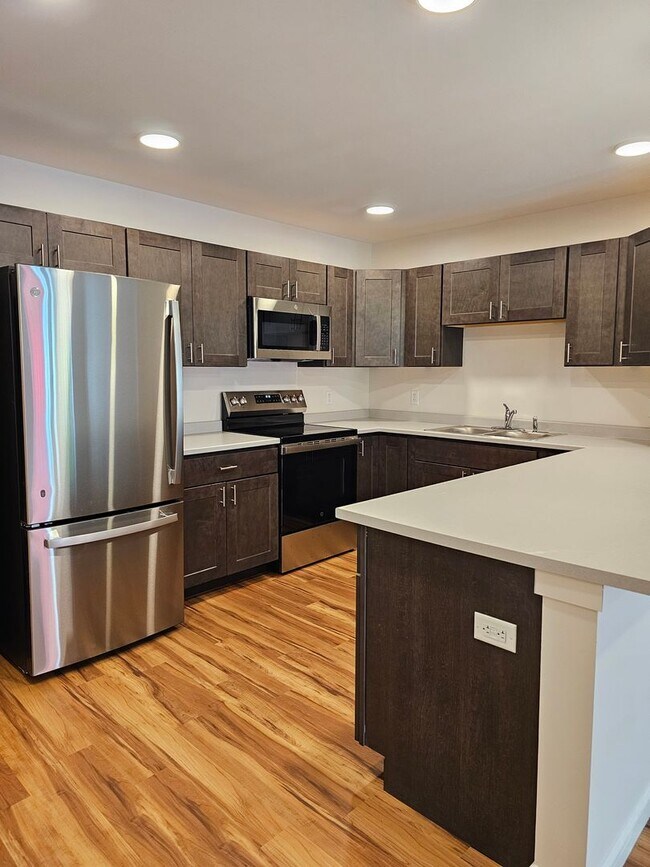 Building Photo - Village at Autumn Pond II: Corner 2 Bedroom/ 2 Bathroom Apartment with Oversized walk in closet