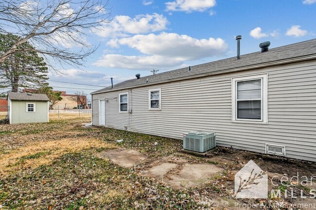 Building Photo - Large 3 Bedroom Ranch by South High