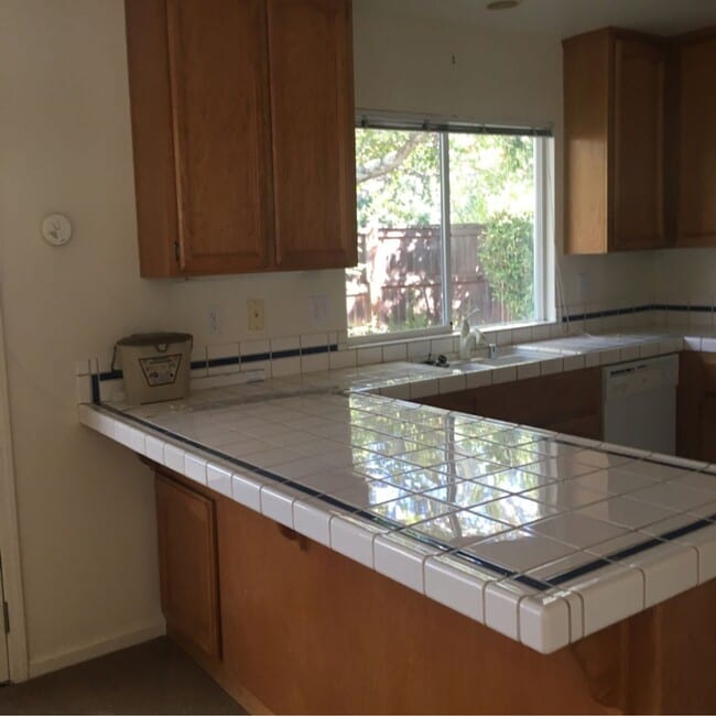 Building Photo - 3 Bed 2.5  Bath House in South Davis