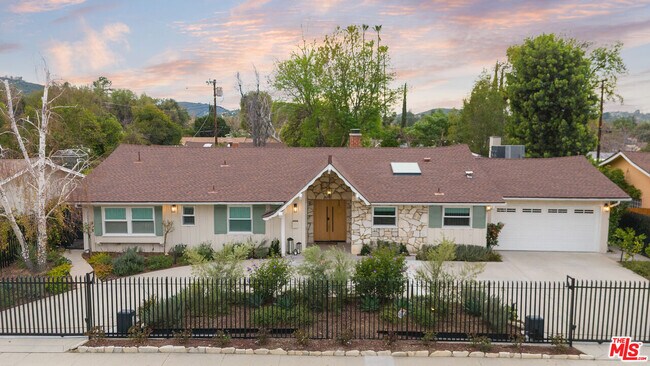 Building Photo - 4731 Deseret Dr