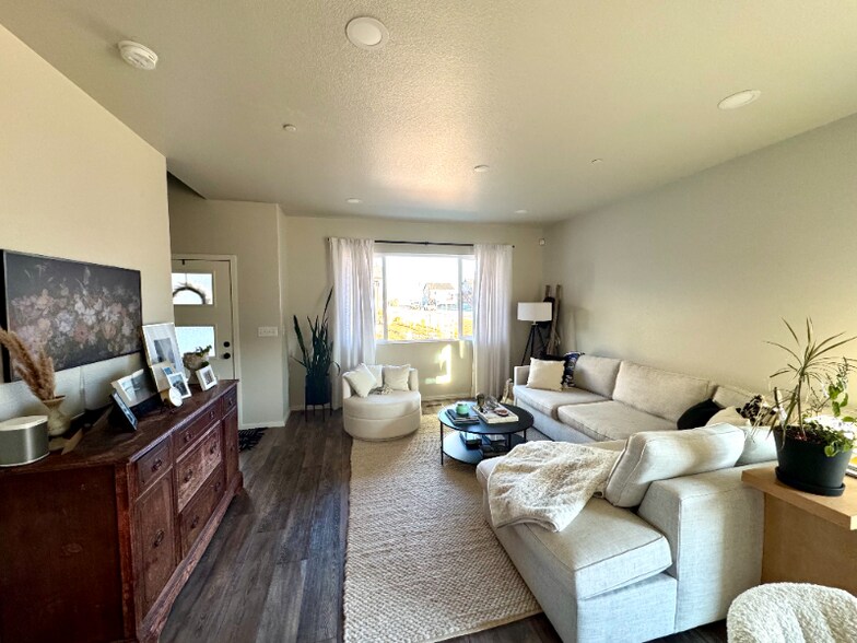 Building Photo - 2968 Barnstormer St