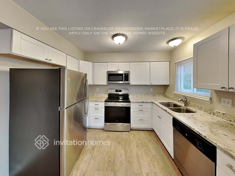 Building Photo - 16725 E Napa Dr