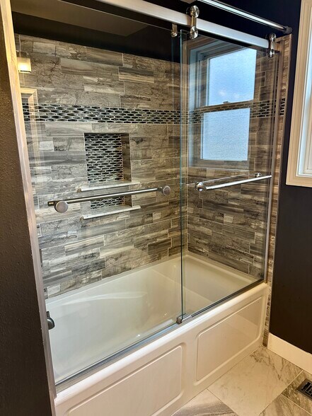 Upstairs Bathroom Shower - 9402 Oakbrush Way