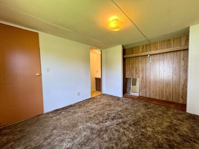 Building Photo - 225 Community Dr