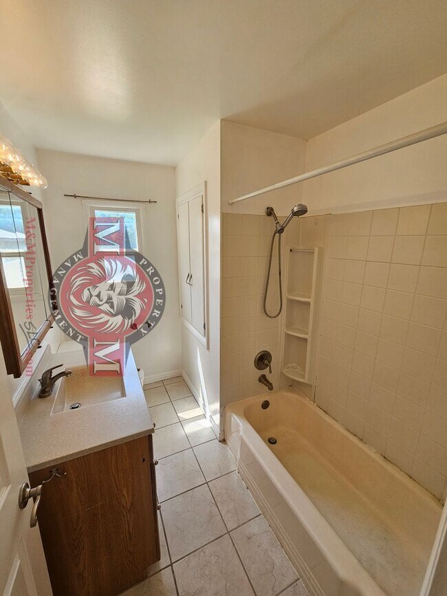 Building Photo - Great 4 Bd 2 Bath Home in Sandy