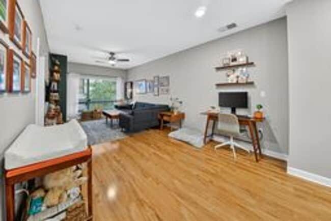 Building Photo - Stunning 1BR/ 1BA Condo with Den and Garag...