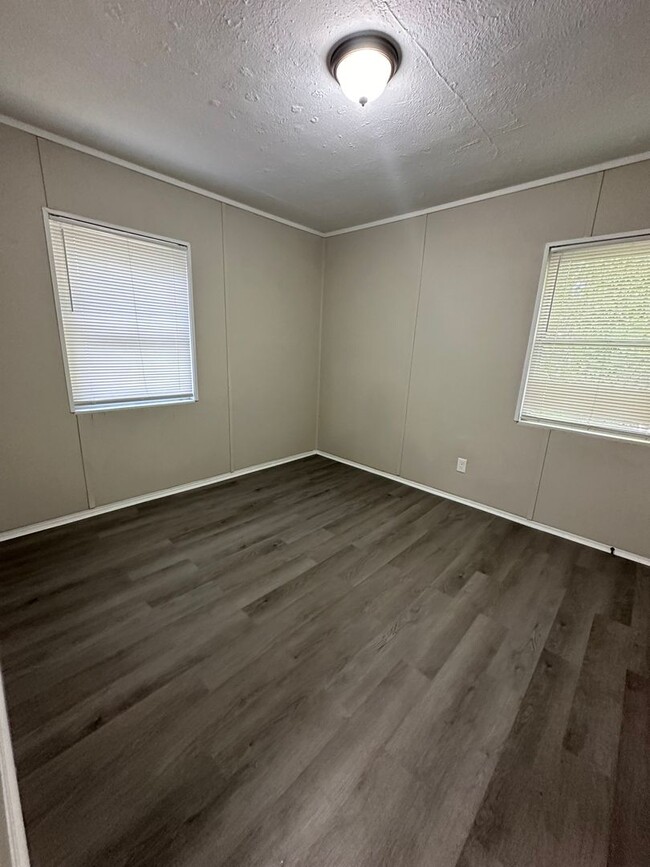 Building Photo - Newly remodeled 4 bed 2 bath home availabl...