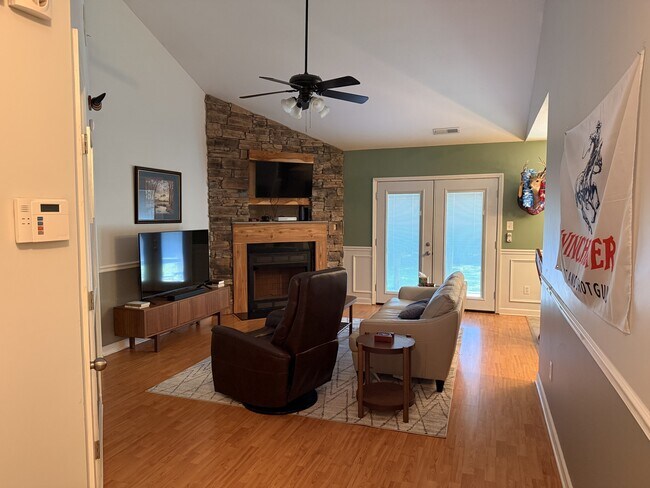 Building Photo - 145 Broadleaf Dr