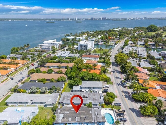 Building Photo - 2120 Biarritz Dr