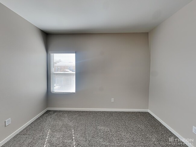 Building Photo - 4539 E Grandview St