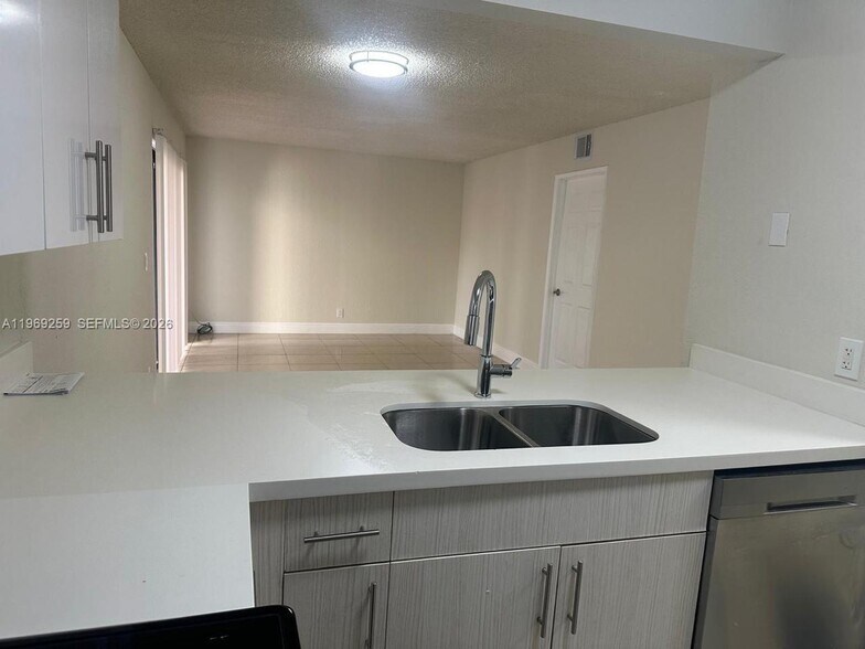 Building Photo - 1463 Lake Crystal Dr