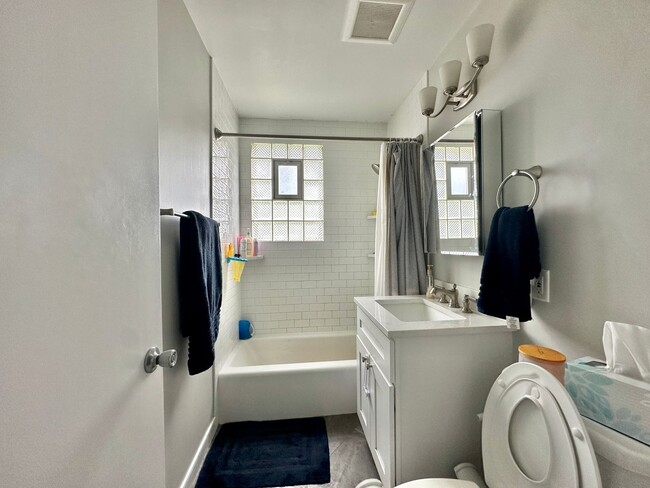 Building Photo - Upgraded 3 Bedroom Home Conveniently Locat...