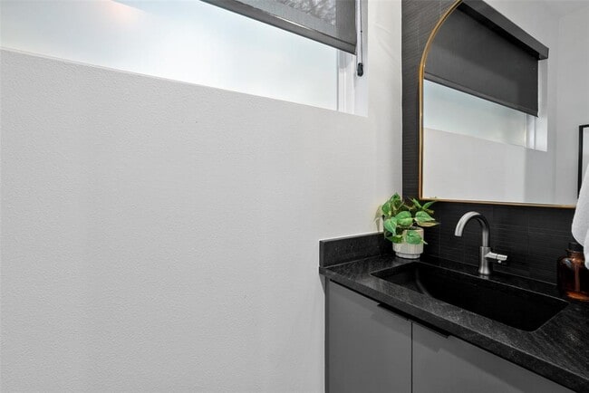 Building Photo - 2209 Rae Dell Ave