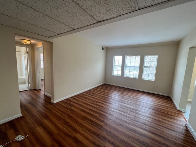 Building Photo - Large 2 bedroom, 1 bathroom condo, just mi...