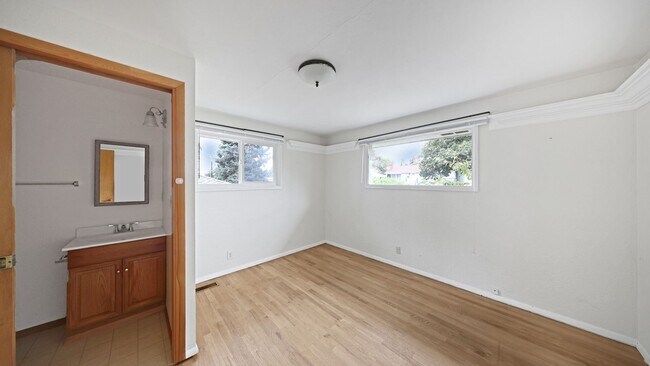 Building Photo - 3 Bed 2.5 Bath - Pet Friendly - Landscapin...