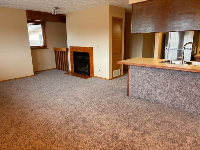 Building Photo - Updated 3 Bed / 2 Bath Turnagain Townhome!
